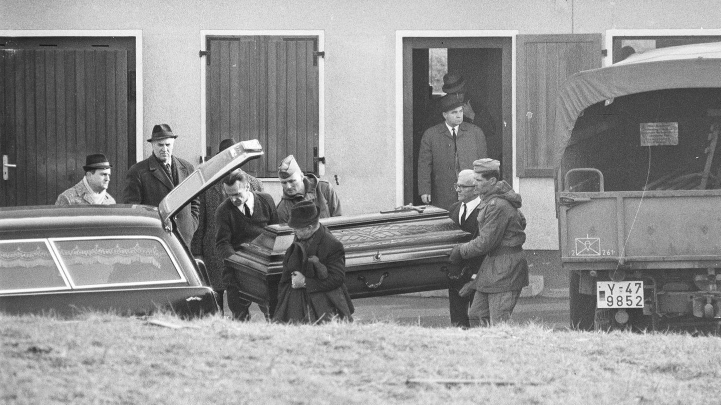 Die Soldatenmorde von Lebach: Ein Sarg wird nach draußen getragen