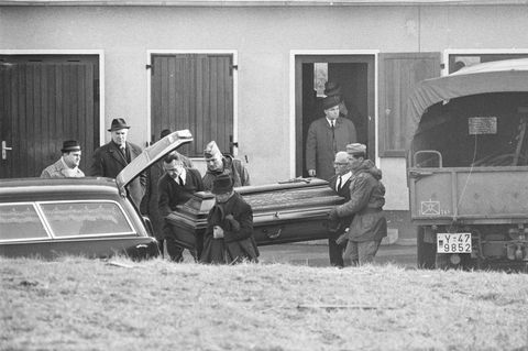 Die Soldatenmorde von Lebach: Ein Sarg wird nach draußen getragen