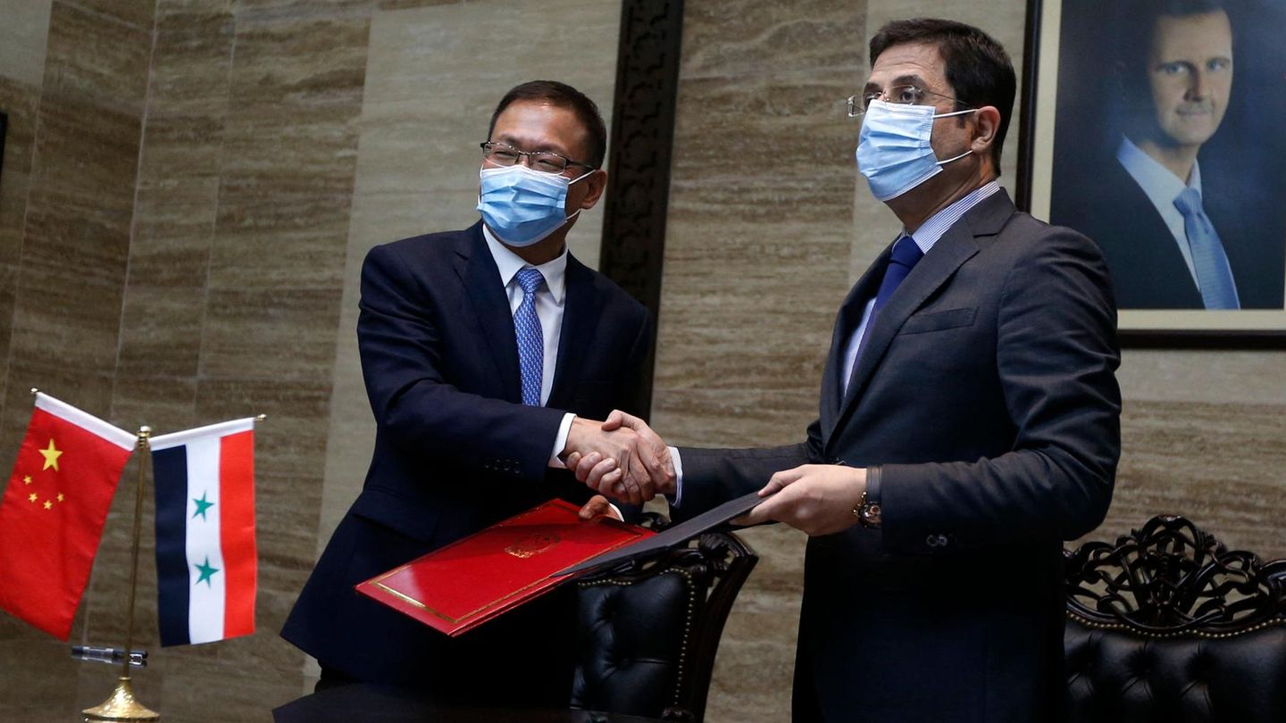 Syriens Gesundheitsminister Hassan al-Ghabash (r) und Chinas Botschafter Feng Biao