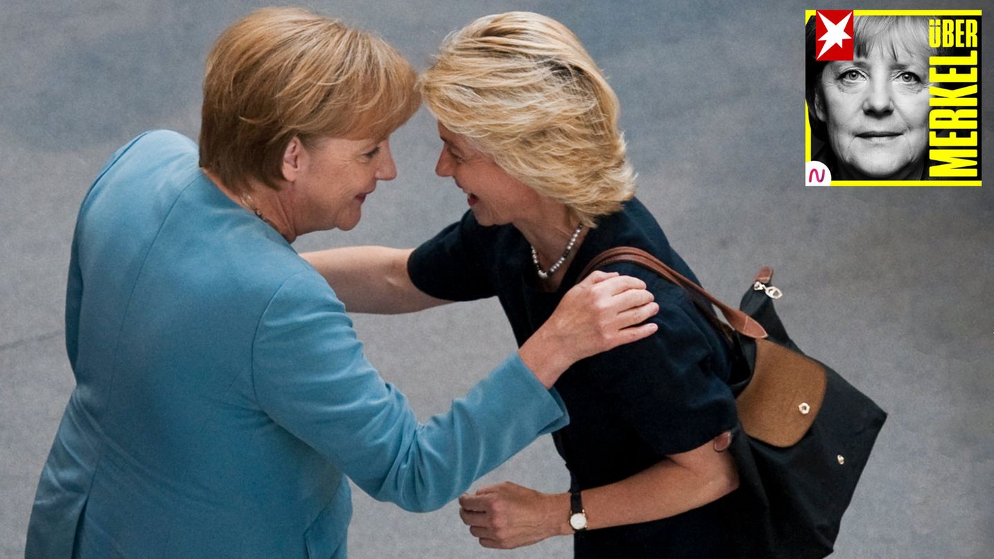 Ursula von der Leyen mit Angela Merkel 2010 im Bundestag