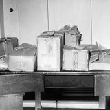 Aufgestapelte Pakete mit Indizien