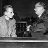 Pommerenke spricht mit Verteidiger im Schwurgerichtssaal