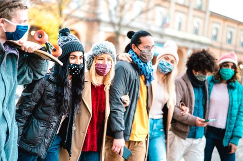 Eine Gruppe junger Menschen mit Masken