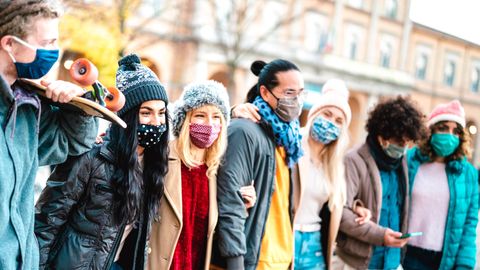 Eine Gruppe junger Menschen mit Masken