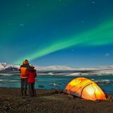 Durch die Lanzeitbelichtung wirkt die Polarnacht bei Höfn im Südosten fast schon hell wie der lichte Tag.