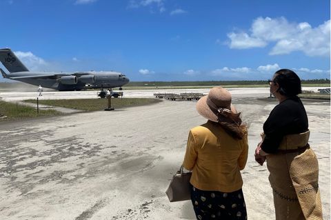 Die ersten Hilfsflüge landeten am Donnerstag auf Tonga