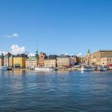 1,7 Millionen Infizierte gesamt  Neu-Infektionen pro Tag: 39.000, Tendenz steigend  Impfquote: 73 Prozent  Wie auch das restliche Skandinavien meldet Schweden im Zuge der Ausbreitung der Omikron-Variante des Coronavirus einen Rekordwert an Neuinfektionen. Wie aus der am Mittwochnachmittag aktualisierten Auflistung der schwedischen Gesundheitsbehörde Folkhälsomyndigheten hervorging, kamen in Schweden am Mittwoch 39.928 neue Fälle hinzu. Das entsprach dem höchsten Tageswert seit Pandemiebeginn.  Quellen: Gesundheitsministerium Schweden.