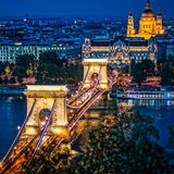 1,4 Millionen Infizierte gesamt  Neu-Infektionen pro Tag: 14.890, Tendenz steigend  Impfquote: 62,1 Prozent  Angesichts der rasanten Ausbreitung der Omikron-Variante des Coronavirus hat Ungarn vergangene Woche die Verabreichung einer vierte Impfdosis für seine Bevölkerung beschlossen. Alle, die es wünschen, "werden nach ärztlichem Rat eine vierte Dosis erhalten können", kündigte der Kabinettschef von Ministerpräsident Viktor Orban am 13. Januar an. In Ungarn sind bislang rund 60 Prozent der 9,8 Millionen Einwohner mindestens zweimal geimpft.  Am Mittwoch meldeten die Behörden mehr als 14.890 neue Infektionen innerhalb von 24 Stunden. In dem osteuropäischen Land starben seit Beginn der Pandemie über 40.000 Menschen in Folge einer Corona-Infektion - es handelt sich um eine der höchsten Sterblichkeitsraten der Welt.   Regierungschef Viktor Orban wird immer wieder für seinen laxe Handhabe der Pandemie kritisiert. Eine der wenigen derzeit geltenden Maßnahmen ist eine Maskenpflicht im öffentlichen Nahverkehr und geschlossenen Räumen, die allerdings kaum befolgt wird.  Quelle: Johns Hopkins University.