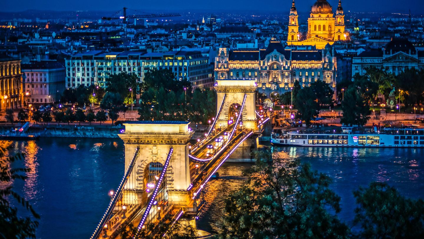 1,4 Millionen Infizierte gesamt  Neu-Infektionen pro Tag: 14.890, Tendenz steigend  Impfquote: 62,1 Prozent  Angesichts der rasanten Ausbreitung der Omikron-Variante des Coronavirus hat Ungarn vergangene Woche die Verabreichung einer vierte Impfdosis für seine Bevölkerung beschlossen. Alle, die es wünschen, "werden nach ärztlichem Rat eine vierte Dosis erhalten können", kündigte der Kabinettschef von Ministerpräsident Viktor Orban am 13. Januar an. In Ungarn sind bislang rund 60 Prozent der 9,8 Millionen Einwohner mindestens zweimal geimpft.  Am Mittwoch meldeten die Behörden mehr als 14.890 neue Infektionen innerhalb von 24 Stunden. In dem osteuropäischen Land starben seit Beginn der Pandemie über 40.000 Menschen in Folge einer Corona-Infektion - es handelt sich um eine der höchsten Sterblichkeitsraten der Welt.   Regierungschef Viktor Orban wird immer wieder für seinen laxe Handhabe der Pandemie kritisiert. Eine der wenigen derzeit geltenden Maßnahmen ist eine Maskenpflicht im öffentlichen Nahverkehr und geschlossenen Räumen, die allerdings kaum befolgt wird.  Quelle: Johns Hopkins University.