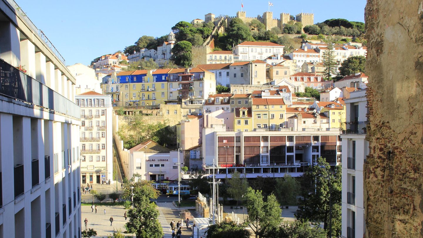 2 Millionen Infizierte gesamt  Neu-Infektionen pro Tag: 52.000, Tendenz steigend  Impfquote: 89 Prozent  Die Regierung in Portugal hatte angesichts stark steigender Corona-Zahlen für Silvester geplante Einschränkungen des öffentlichen Lebens vorgezogen. Seit dem 25. Dezember ist die Arbeit von zu Hause überall dort, wo es möglich ist, Pflicht. Diskotheken und Bars mussten schließen. Der Schulunterricht hat erst am 10. Januar wieder begonnen. Trotzdem meldet auch Portugal momentan Rekordzahlen an Neuinfektionen.  Quelle: "Johns Hopkins University".