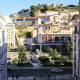 2 Millionen Infizierte gesamt  Neu-Infektionen pro Tag: 52.000, Tendenz steigend  Impfquote: 89 Prozent  Die Regierung in Portugal hatte angesichts stark steigender Corona-Zahlen für Silvester geplante Einschränkungen des öffentlichen Lebens vorgezogen. Seit dem 25. Dezember ist die Arbeit von zu Hause überall dort, wo es möglich ist, Pflicht. Diskotheken und Bars mussten schließen. Der Schulunterricht hat erst am 10. Januar wieder begonnen. Trotzdem meldet auch Portugal momentan Rekordzahlen an Neuinfektionen.  Quelle: "Johns Hopkins University".