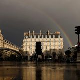 14,3 Millionen Infizierte gesamt  Neu-Infektionen pro Tag: 436.000, Tendenz steigend  Impfquote: 78 Prozent  In den vergangenen Wochen stiegen die Fallzahlen in Frankreich rasant an. Am Dienstag meldete das Land etwa knapp 465.000 Corona-Neuinfektionen innerhalb eines Tages. Zuletzt lag der Inzidenzwert landesweit bei 3063.  Zumindest die Zahl der Corona-Patienten auf den Intensivstationen geht aber seit einigen Tagen zurück. Am Dienstag wurden nach Behördenangaben 3894 schwerkranke Corona-Patienten auf Intensivstationen behandelt, von denen 366 neu aufgenommen wurden. Am Montag lagen noch 3913 Corona-Patienten auf Intensivstationen und am Dienstag vergangener Woche 3969.  Quellen: Französisches Gesundheitsministerium, Johns Hopkins University.