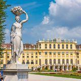 1,5 Millionen Infizierte gesamt  Neu-Infektionen pro Tag: 30.000, Tendenz steigend  Impfquote: 75,2 Prozent  Wegen rekordhoher Corona-Zahlen in Österreich stimmt das Parlament über eine Corona-Impfpflicht für alle erwachsenen Bürger ab. Ausgenommen sind Schwangere sowie alle, die sich aus medizinischen Gründen nicht impfen lassen dürfen.   Österreich will außerdem mit Antigen-Schnelltests für zu Hause die PCR-Testlabore entlasten. Am Mittwoch wurden laut Bundeskanzler Karl Nehammer (ÖVP) rund 30.000 Neuinfektionen registriert. Dieser neue Spitzenwert lag rund 80 Prozent über dem des Vortages.  "Die Infektionszahlen, die wir jetzt haben, würden und werden jedes PCR-Testsystem massiv fordern", sagte der konservative Kanzler nach einer Regierungssitzung. Die Regierung will deshalb künftig zu Hause durchgeführte Antigen-Schnelltests wieder als Nachweis für Arbeit, Freizeit und beim Einkaufen akzeptieren.  Bislang hatte die Regierung auf flächendeckende und kostenlose PCR-Tests gesetzt. Allerdings kam es in den vergangenen Tagen in mehreren Regionen zu langen Verzögerungen bei der Auswertung der Proben. Nur in Wien klappt die Auswertung schnell und weitgehend reibungslos.  Quellen: Österreichisches Sozialministerium, Johns Hopkins University.