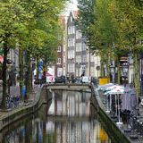 3,8 Millionen Infizierte gesamt  Neu-Infektionen pro Tag: 70.000, Tendenz steigend  Impfquote: 70,9 Prozent  Am 14. Januar hat Premier Mark Rutte angekündigt, die strengen Corona-Regeln zu lockern. Geschäfte, Fitnessstudios, Friseure und Sexshops durften nach der Lockerung der am 19. Dezember in Kraft getretenen strikten Corona-Maßnahmen erstmals vergangenen Samstag wieder öffnen. Bars, Restaurants, Cafés und kulturelle Einrichtungen müssen aber mindestens bis zum 25. Januar geschlossen bleiben. In mehreren Städten hatten Cafés und Restaurants am Wochenende dennoch geöffnet. Nun erreichen die Corona-Zahlen der Niederlande Rekordhöhen.  Quelle: "Johns Hopkins University".