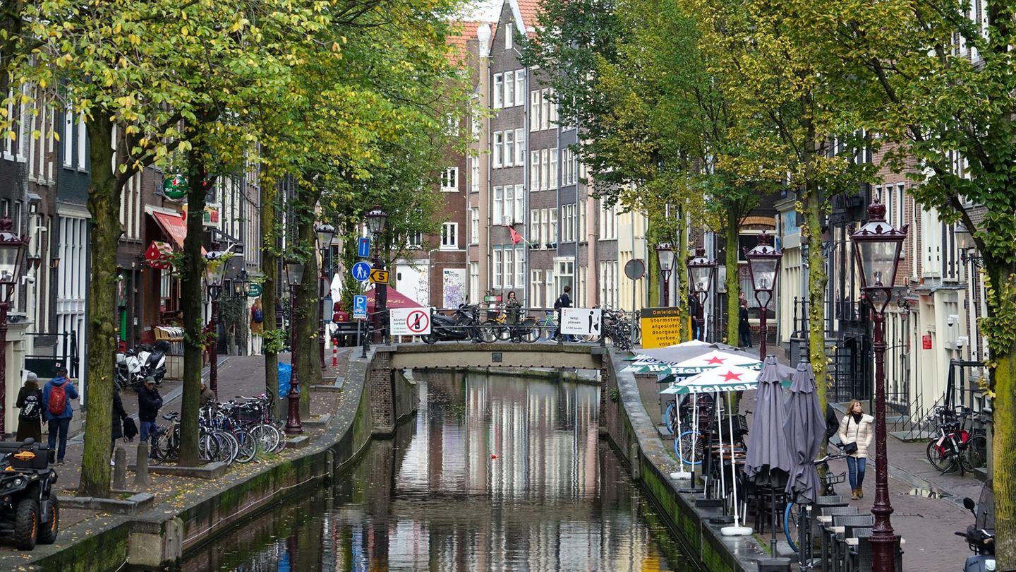 3,8 Millionen Infizierte gesamt  Neu-Infektionen pro Tag: 70.000, Tendenz steigend  Impfquote: 70,9 Prozent  Am 14. Januar hat Premier Mark Rutte angekündigt, die strengen Corona-Regeln zu lockern. Geschäfte, Fitnessstudios, Friseure und Sexshops durften nach der Lockerung der am 19. Dezember in Kraft getretenen strikten Corona-Maßnahmen erstmals vergangenen Samstag wieder öffnen. Bars, Restaurants, Cafés und kulturelle Einrichtungen müssen aber mindestens bis zum 25. Januar geschlossen bleiben. In mehreren Städten hatten Cafés und Restaurants am Wochenende dennoch geöffnet. Nun erreichen die Corona-Zahlen der Niederlande Rekordhöhen.  Quelle: "Johns Hopkins University".