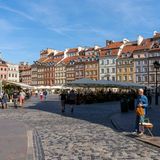 4,3 Millionen Infizierte gesamt  Neu-Infektionen pro Tag: 30.600, Tendenz steigend  Impfquote: 56,6 Prozent  Polen gilt schon seit Anfang Dezember als Hochrisikogebiet. Am 14. Januar haben dann auch noch 13 der insgesamt 17 Mitglieder des Corona-Beratungsausschusses aufgrund des "mangelnden Einflusses" ihrer Empfehlungen auf die Regierung ihren Rücktritt erklärt. Die medizinischen Berater warfen Warschau vor, "zunehmend das Verhalten von Teilen der Gesellschaft zu tolerieren, welche die von Covid-19 ausgehende Bedrohung und die Bedeutung der Impfung zur Bekämpfung der Pandemie leugnen". Auch Regierungsmitglieder und weitere hochrangige Mitarbeiter hätten die Risiken einer Corona-Infektion geleugnet. Der Schritt erfolgte wenige Tage, nachdem das Land mit 38 Millionen Einwohnern die Schwelle von 100.000 Corona-Todesfällen überschritten hat. Inzwischen liegt die Zahl der Todesopfer bei 103.062.  Quellen: "European Centre for Disease Prevention and Control", "Johns Hopkins University".