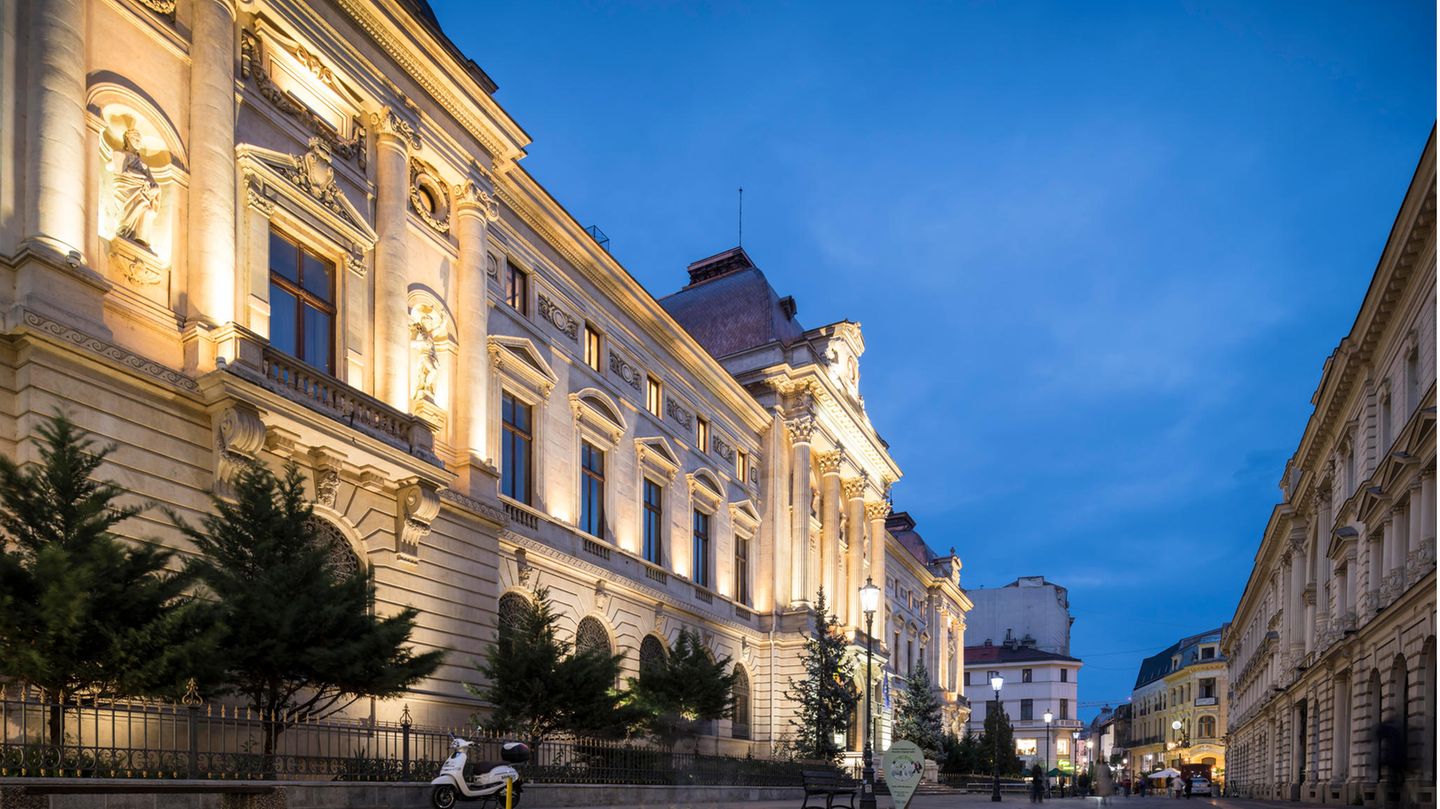 1,9 Millionen Infizierte gesamt  Neu-Infektionen pro Tag: 16.600, Tendenz steigend  Impfquote: 41 Prozent  Seit Mitte Dezember gilt Rumänien nicht mehr als Hochrisikogebiet. Inzwischen steigen die Infektionszahlen wieder. Dennoch liegt die 7-Tage-Inzidenz bei vergleichsweise niedrigen 412.  Quelle: "Johns Hopkins University", "Corona in Zahlen".