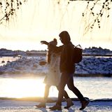 407.711 Infizierte gesamt  Neu-Infektionen pro Tag: 8000, Tendenz steigend  Impfquote: 74,1 Prozent  Die finnische Regierung verlängert den Großteil der Corona-Beschränkungen bis Mitte Februar, will sie dann aber schrittweise lockern. Ein Teil der Maßnahmen fällt bereits Ende Januar weg - darunter die Empfehlung, dass Hobbyaktivitäten von Kindern und Jüngeren in Gruppen vermieden werden sollten. Das teilte die finnische Regierung am Dienstagabend mit. Auch die Vorgaben für den Unterricht an Hochschulen werden gelockert, damit wieder mehr Präsenzunterricht stattfinden kann. Grenzkontrollen werden zum Monatswechsel ebenfalls abgeschafft.  Finnlands Ministerpräsidentin Sanna Marin ist nach Angaben des Rundfunksenders Yle guter Dinge, dass ihr Land nach der derzeitigen Omikron-Welle ab Mitte Februar eine schrittweise Lockerung der geltenden Beschränkungen sehen könnte. Sie merkte am Abend aber auch an, dass die Epidemie-Lage Maßnahmen derzeit weiter notwendig mache.  Das finnische Gesundheitsinstitut THL rechnet damit, dass der Höchststand der Corona-Infektionen Ende Januar oder Anfang Februar erreicht sein wird.  Quellen: Finnisches Gesundheitsinsitut THL, Johns Hopkins University.