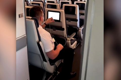Flugzeug von innen mit leeren Sitzen