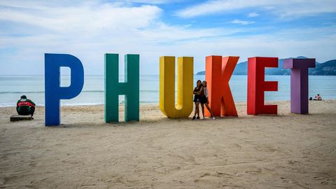 Schriftzug am leeren Patong Beach auf der thailändischen Insel Phuket