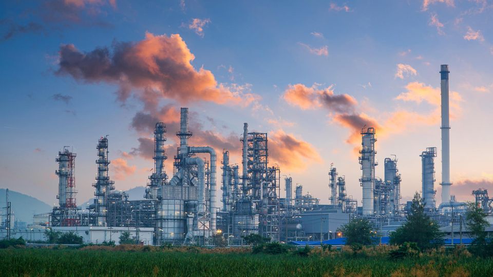 Petrochemische Industrieanlage: Expert*innen schätzen, dass sich die Produktion chemischer Stoffe bis zur Jahrhundertmitte verdreifacht