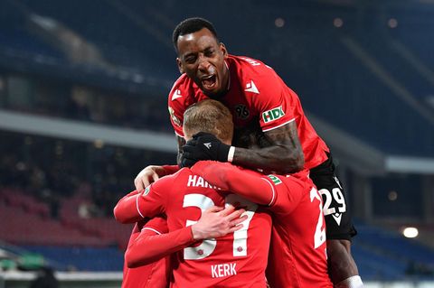 Hannovers Gael Bella Ondoua feiert mit den Teamkollegen den dritten Treffer gegen Gladbach