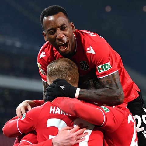 Hannovers Gael Bella Ondoua feiert mit den Teamkollegen den dritten Treffer gegen Gladbach