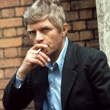 Der große deutsche Filmschauspieler Hardy Krüger ist tot. Er gehörte zu den ersten Deutschen, die internationale Erfolge feierten. Zu seinen größten Erfolgen gehörten "Hatari!", "Der Flug des Phoenix", Stanley Kubricks "Barry Lyndon" und der Kriegsfilm "Die Brücke von Arnheim". Krüger drehte aber auch weiterhin in Deutschland. Die Verfilmungen von Krimis des britischen Schriftstellers Francis Durbrige waren in den 60er und 70er Jahren Straßenfeger. In "Das Messer" spielte er 1971 die Hauptrolle.