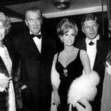 Er gehörte zu den wenigen deutschen Schauspielern, die nach dem Zweiten Weltkrieg international Karriere machen. Dafür änderte er auch seinen Namen und nannte sich nun Hardy Krüger. Er gehörte nun zum Kreis der großen Filmstars. Im Januar 1966 zeigte er sich an der Seite von James Stewart (2.v.l., hier mit seiner Frau Gloria, l) und Raquel Welch (M). Ganz rechts: Krügers zweite Frau Francesca.