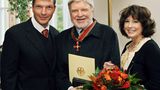 2009 wurde Hardy Krüger in Berlin mit dem Großen Verdienstkreuz des Verdienstordens der Bundesrepublik ausgezeichnet. Sein Sohn Hardy Krüger Junior (l) und seine dritte Ehefrau Anita Park freuen sich mit ihm.