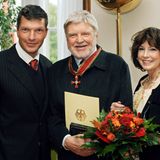 2009 wurde Hardy Krüger in Berlin mit dem Großen Verdienstkreuz des Verdienstordens der Bundesrepublik ausgezeichnet. Sein Sohn Hardy Krüger Junior (l) und seine dritte Ehefrau Anita Park freuen sich mit ihm.