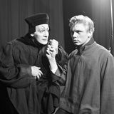 In den letzten Kriegstagen wurde der damals 16-jährige Eberhard August Franz Ewald Krüger, so sein Geburtsname, eingezogen und an die Westfront geschickt. Wegen Befehlsverweiterung wurde er zum Tode verurteilt, er überlebte und desertierte. Nach Kriegsende fand  Krüger in Hamburg eine neue Heimat. Er arbeitete zunächst als Statist am Hamburger Schauspielhaus. So wirkte er auch in einer frühen "Faust"-Inszenierung mit dem legendären Gustaf Gründgens (l.) als Mephisto auf der Bühne. Krüger spielte hier einen Schüler.