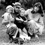 In den 1960er und 1970er Jahren lebte Krüger in der Hatari-Lodge in Tansania. Das 1970 entstandenen Foto zeigt den Filmstart mit Tochter Malaika, Sohn Hardy jr. und seiner zweiten Ehefrau, der italienischen Malerin Francesca Marazzi.