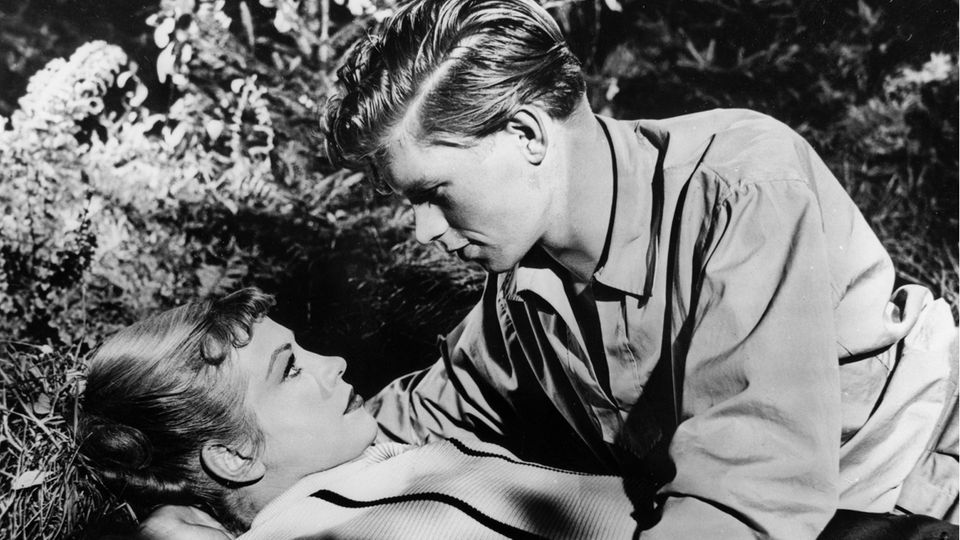 Schon während seiner Schulzeit wurde Krügers Schauspiel-Talent entdeckt, 1943 spielte er in dem NS-Propaganda-Film "Junge Adler" mit. In den 1950er Jahren setzte er seine Schauspielkarriere fort. In dem Filmdrama "Illusion in Moll" spielte Krüger zusammen mit Hildegard Knef.
