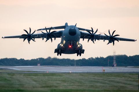 Eine A400M der Bundeswehr hebt von einer Startbahn ab