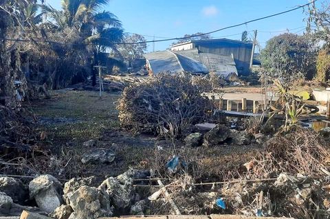 Umgestürzte Bäume und beschädigte Häuser auf Tonga