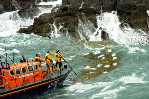 Mit einem Seenotrettungsboot sollen die Drogenpakete aus dem Meer gefischt werden