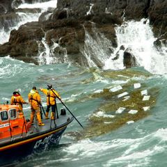 Mit einem Seenotrettungsboot sollen die Drogenpakete aus dem Meer gefischt werden