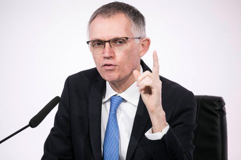 Carlos Tavares hebt den Zeigefinger in die Luft