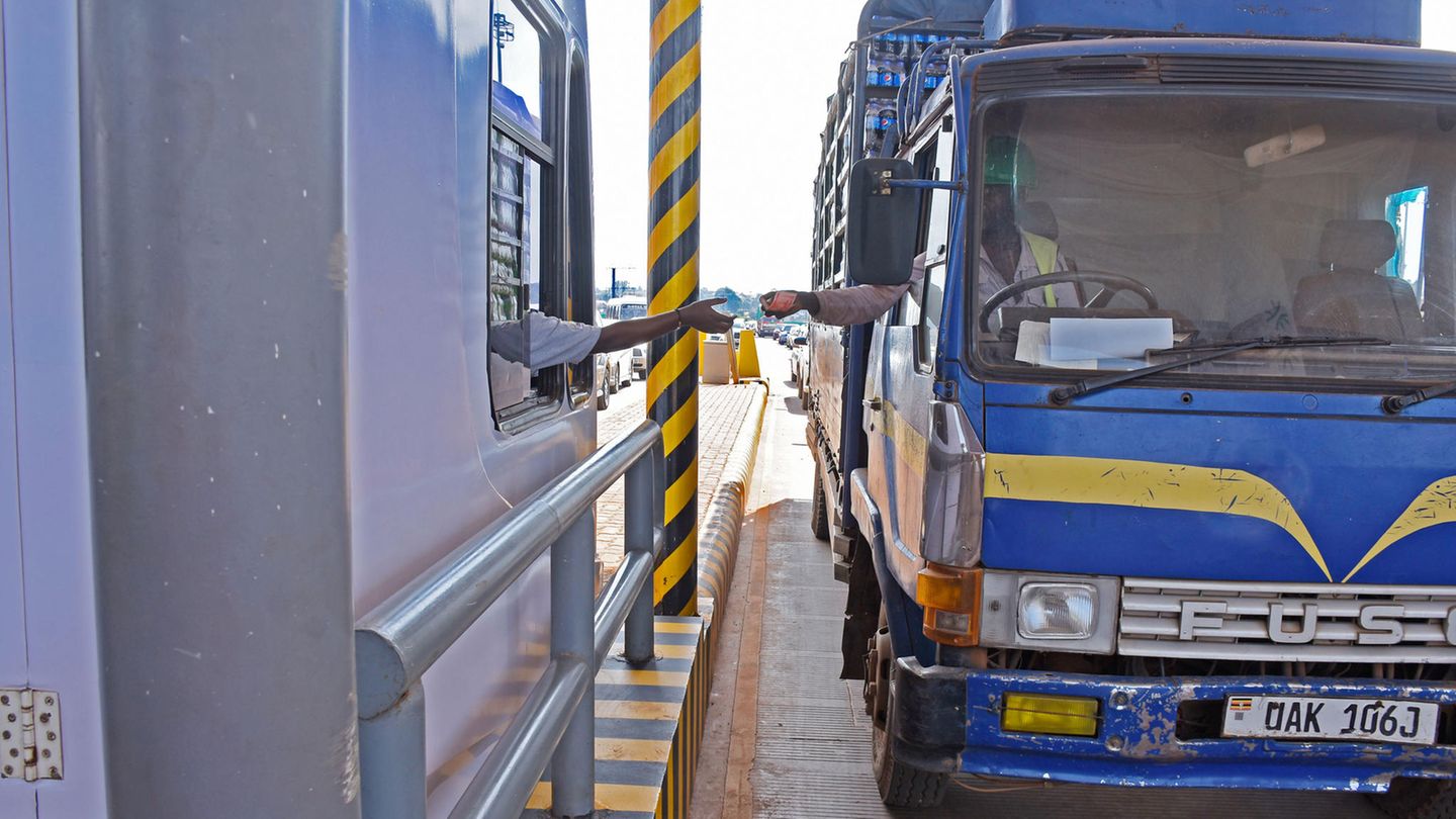 Ein Truck an einer Tankstelle in Uganda