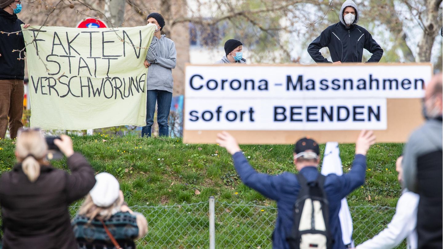 "Fakten statt Verschwörung" steht auf dem Banner von Teilnehmern einer Demonstration