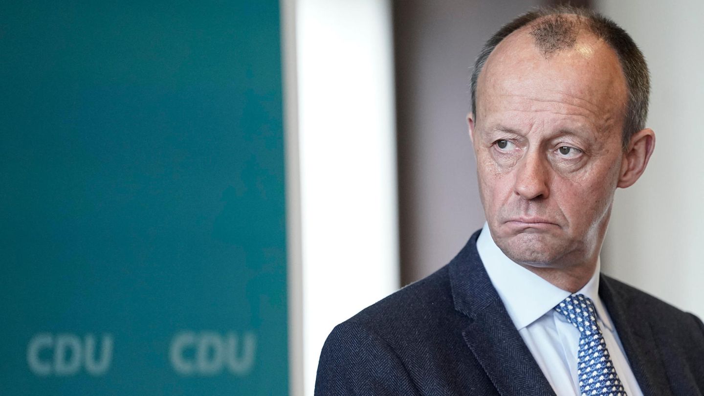 Interview Krise der CDU Friedrich Merz schaut skeptisch bei einem Auftritt auf einer Pressekonferenz