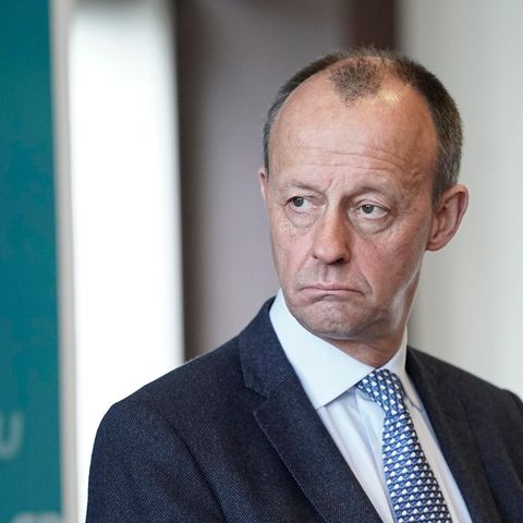 Friedrich Merz schaut skeptisch bei einem Auftritt auf einer Pressekonferenz