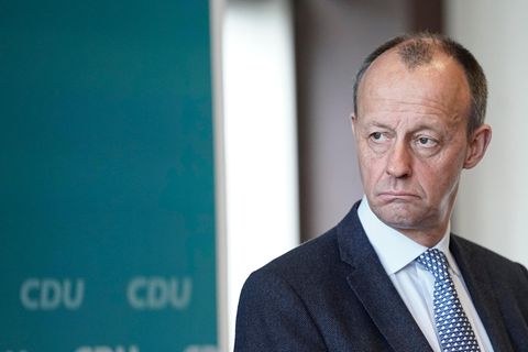 Friedrich Merz schaut skeptisch bei einem Auftritt auf einer Pressekonferenz