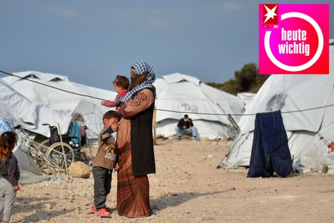 Griechenland, Lesbos: Kinder spielen im Flüchtlingslager Karatepe vor Containerhäusern