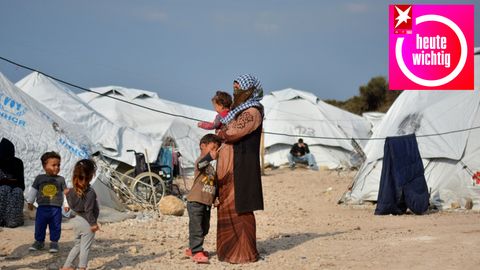 Griechenland, Lesbos: Kinder spielen im Flüchtlingslager Karatepe vor Containerhäusern