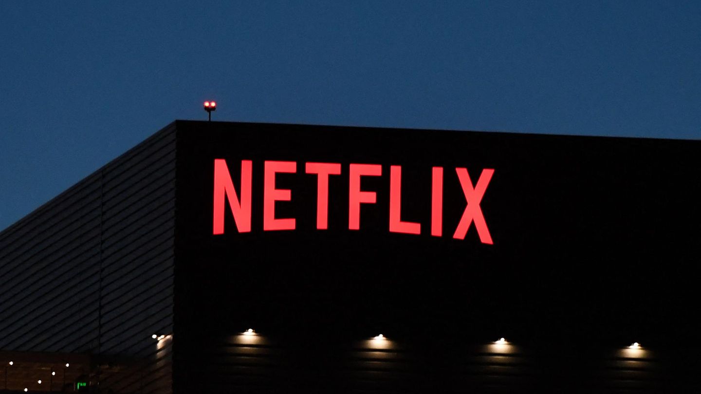 Das Logo von Netflix an einem Gebäude in der Dunkelheit