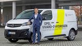 Opel-Chef Uwe Hochgeschurtz mit dem Vivaro-e Hydrogen