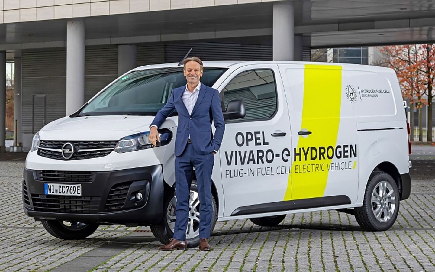 Opel-Chef Uwe Hochgeschurtz mit dem Vivaro-e Hydrogen