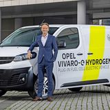 Opel-Chef Uwe Hochgeschurtz mit dem Vivaro-e Hydrogen